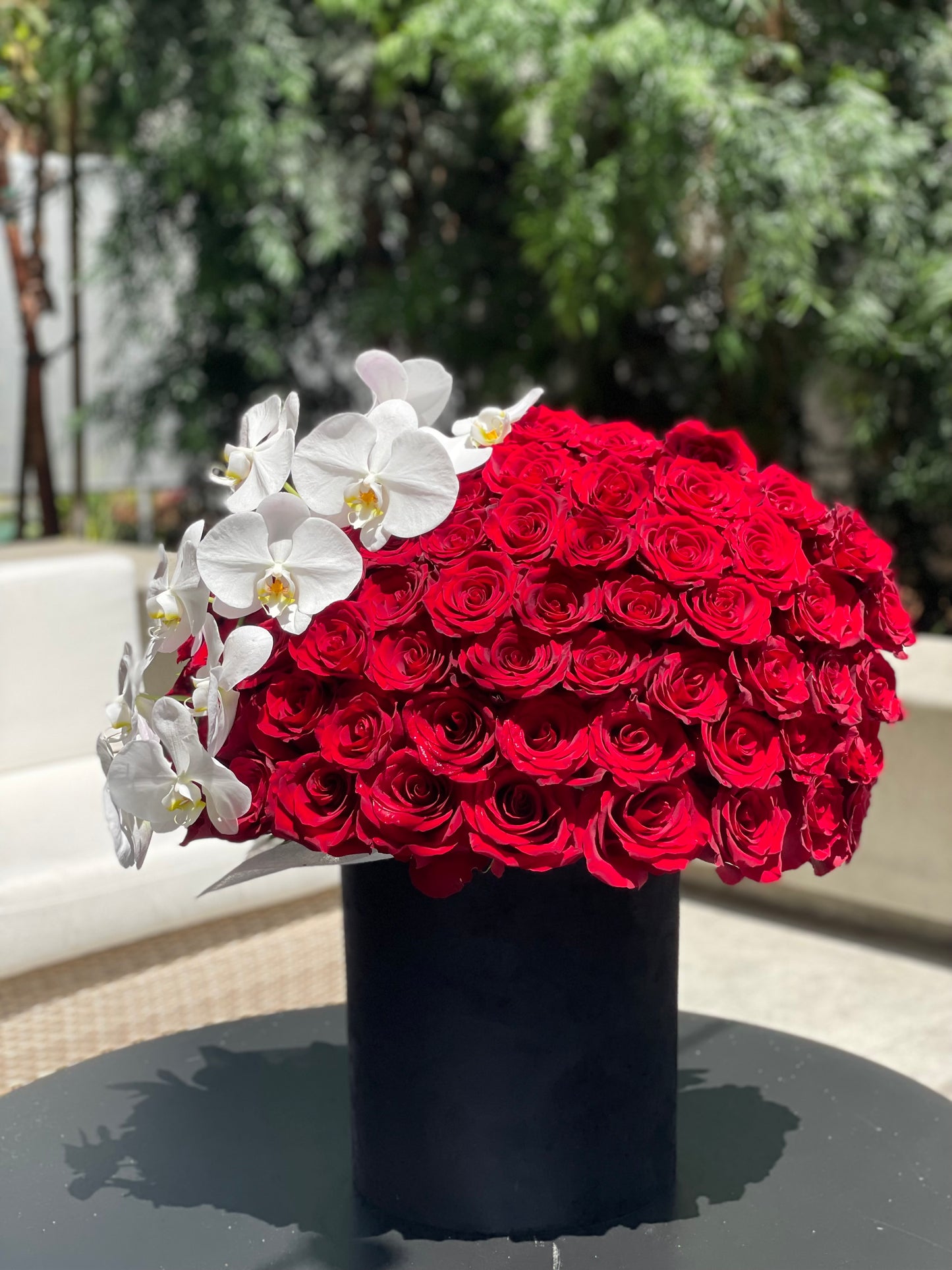 BOX LOVE
Box with white orchids and gorgeous red roses!
