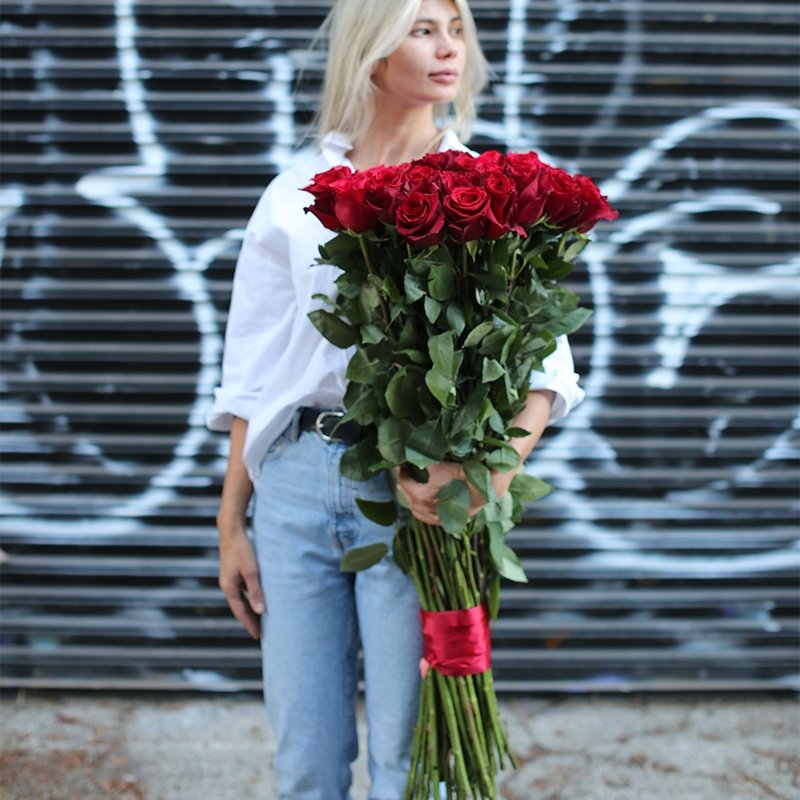 SUPER LONG STEMS RED ROSES,COMING WITH A TALL VASE