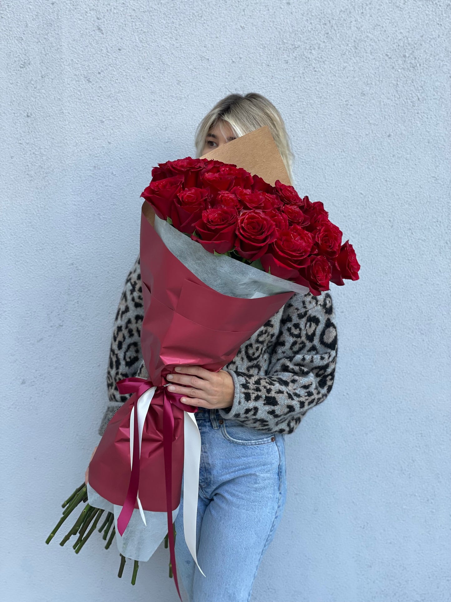 Bouquet of 25 stunning long stem red roses