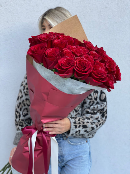 Bouquet of 25 stunning long stem red roses