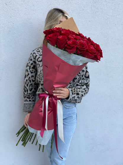 Bouquet of 25 stunning long stem red roses